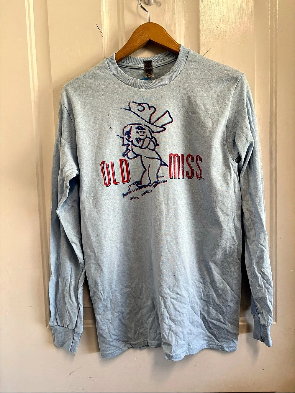Ole Miss retro Col
Reb Gildan Long Sleeve Graphic Tee Blue Medium